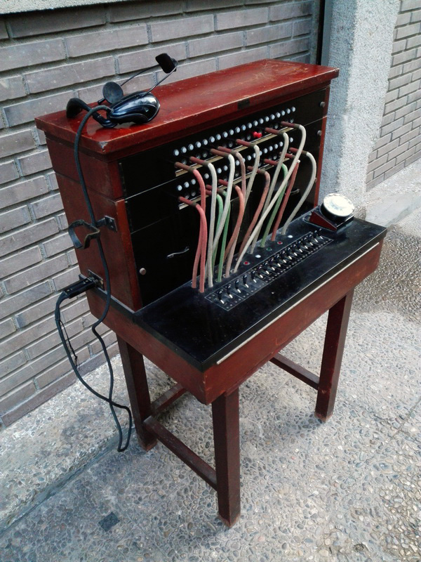 centralita telefonica+auricular madera metal baquelita 73-109x67x42.5 (110eu.) 1u